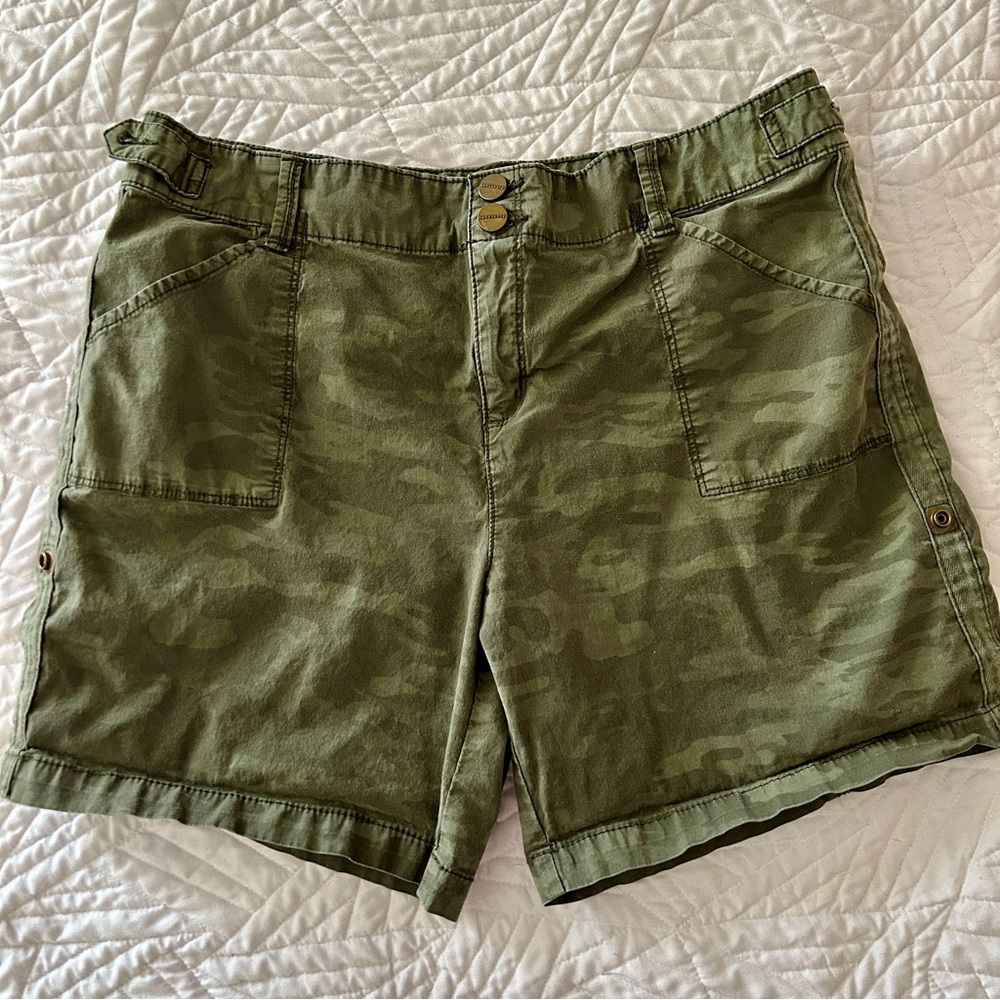 Sanctuary Green Camo Snap Rolled Cuff Shorts
